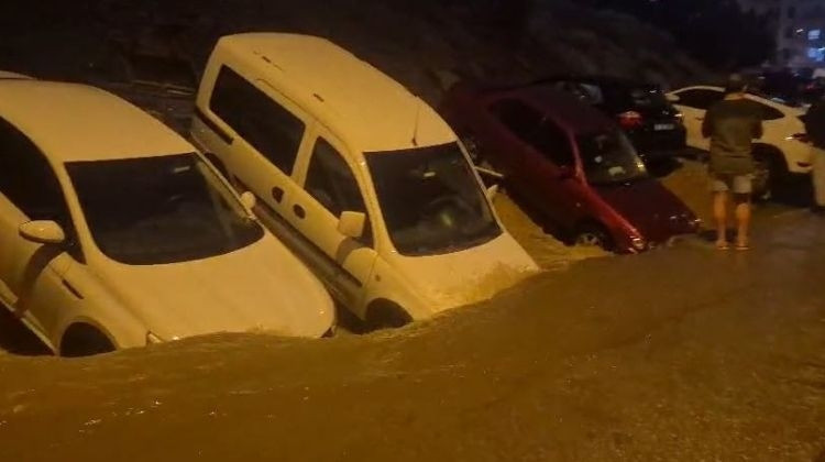 Ayrıntılar Netleşti: Ankara'da sel nedeniyle çöktü, çok sayıda araç hasar gördü