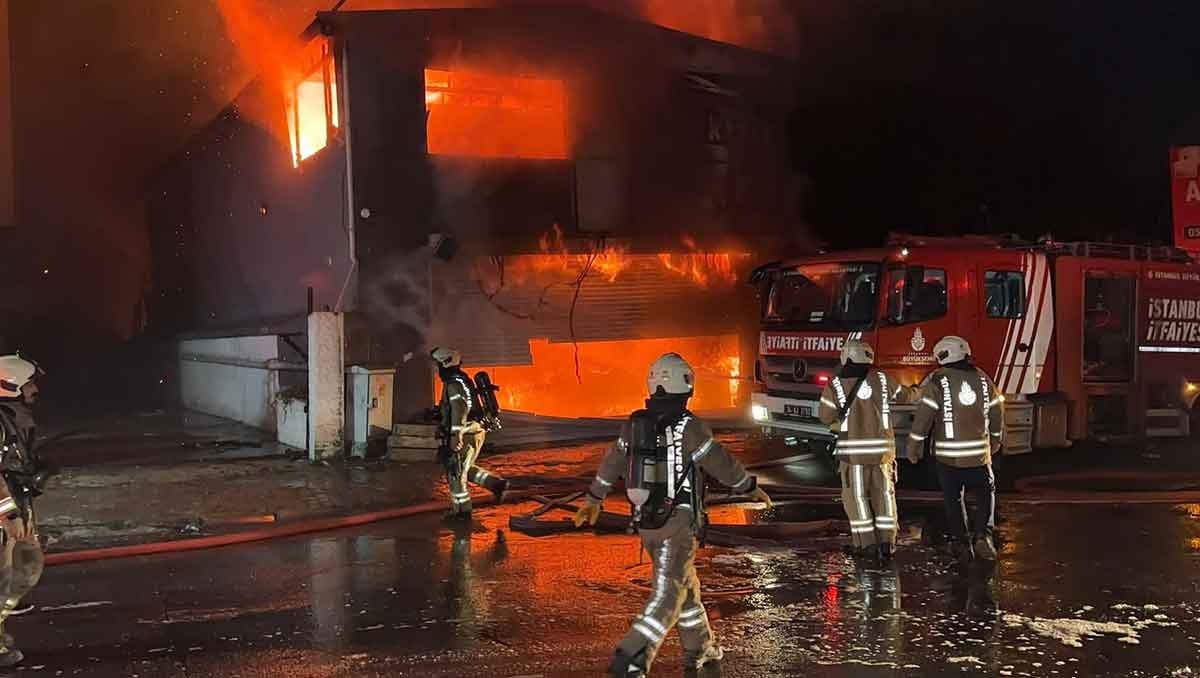 Son Gelişme: Lastikçide başlayan yangın iş yerlerine sıçradı! 6 iş yeri zarar gördü