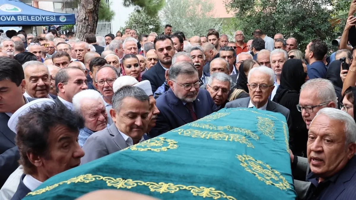 Son Gelişme: İzmir Büyükşehir Belediyesi eski başkanı Burhan Özfatura son yolculuğuna uğurlandı