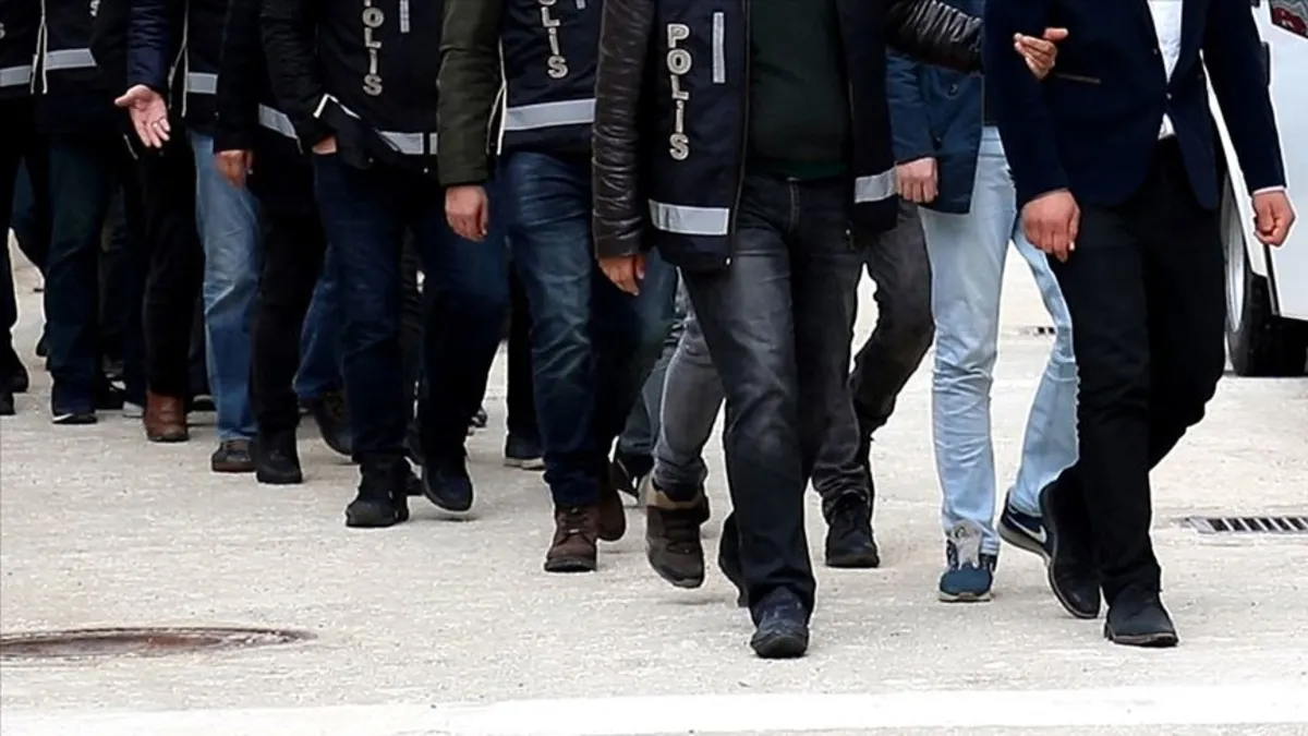 Antalya’da 'Sokaklar Güvende' operasyonu: Çirkinler ve Daltonlar bağlantılı 7 şüpheliye eş zamanlı operasyon v