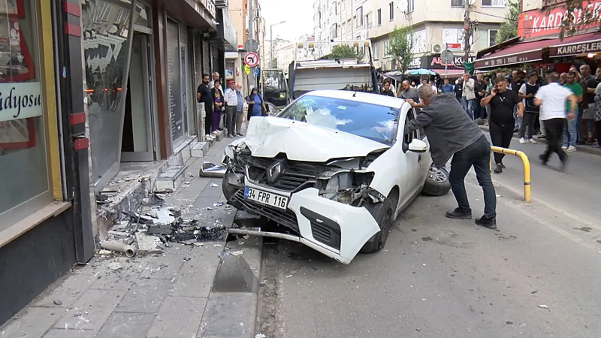 Ayrıntılar Netleşti: Bayrampaşa’da feci kaza! Otomobil kaldırımdaki yayalara çarptı: 5 yaralı