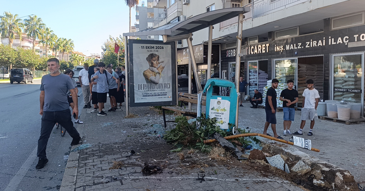 Otomobil durağa daldı: 3 yaralı | İşte Tüm Ayrıntılar