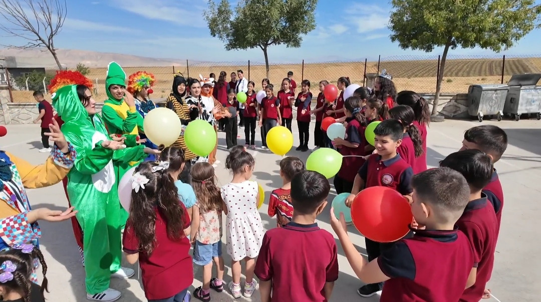 Meslek lisesi öğrencileri köy öğrencilerine forma dikti: Gelişmeler Takip Ediliyor