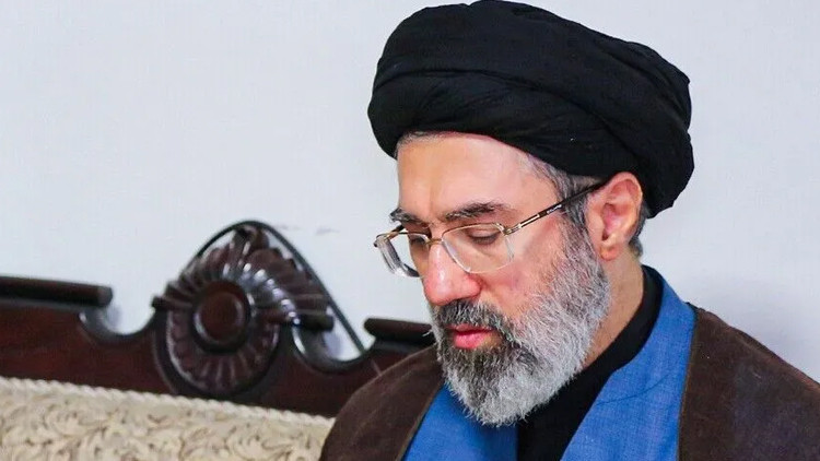 Son Gelişme: Mücteba Hamaney kaldırıldığı hastanenin bombalanmasının ardından enkazdan çıkarılmış
