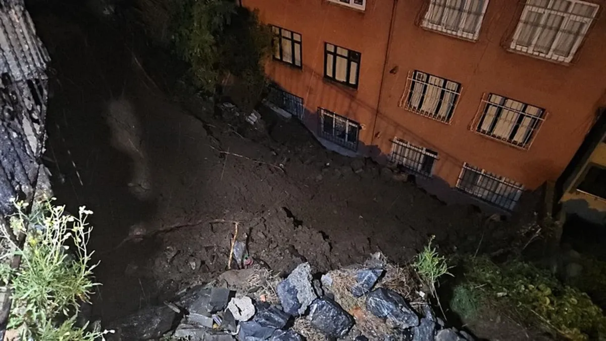 Ayrıntılar Netleşti: Eyüpsultan'da yağmur sonrası toprak kaydı: 25 kişi tahliye edildi ve Merak Edilenler