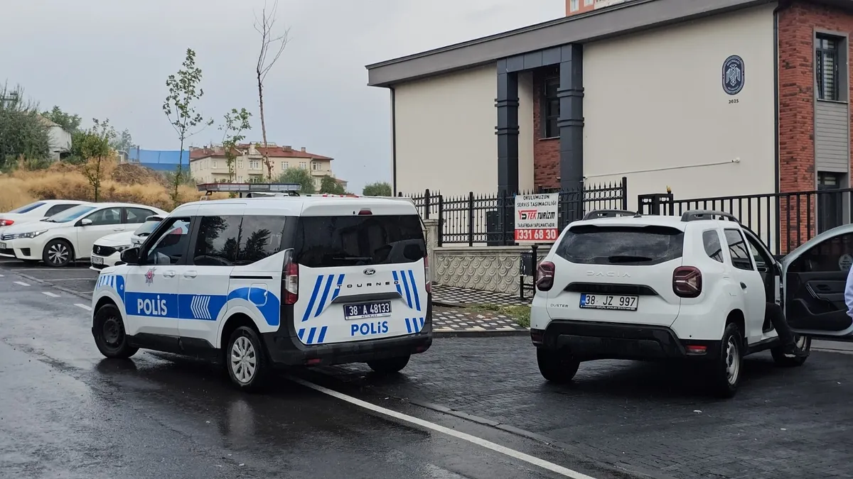 Son Gelişme: Kayseri’de oyuncak silahı okula doğrultan şahıs yakalanarak gözaltına sevk edildi - Son Dakika Bi