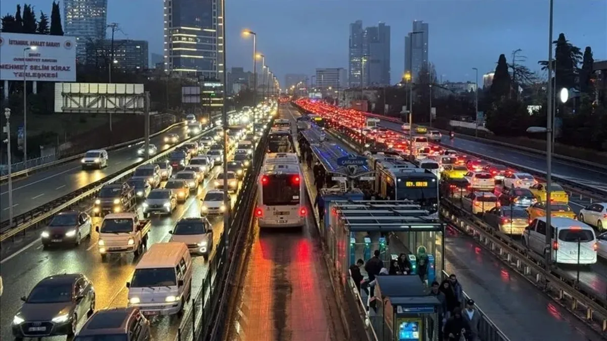 Kritik Açıklama: İstanbul'da trafik resmen kilit! Yağmur Megakent'i resmen esir aldı: İşte alternatif güzergah
