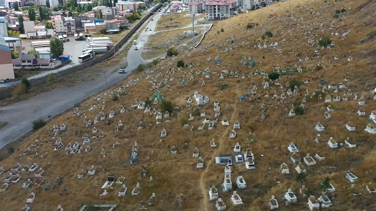 Ayrıntılar Netleşti: Mezar açılınca gerçek gözler önüne serildi: Bir günlük bebeği peçeteyle öldüren anne ve a