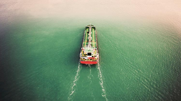 Hürmüz'de tanker vuruldu