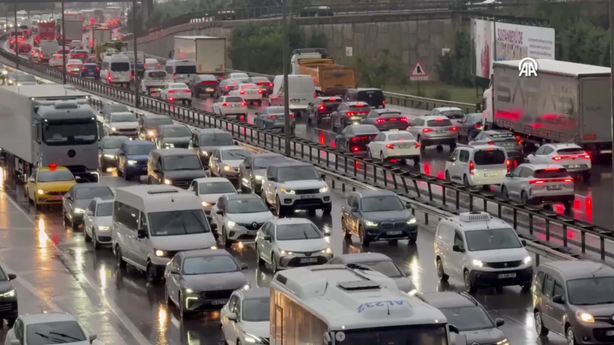 Sıcak Gündem: İstanbul'da trafik durma noktasında: Yoğunluk yüzde 89'a ulaştı! ve Merak Edilenler
