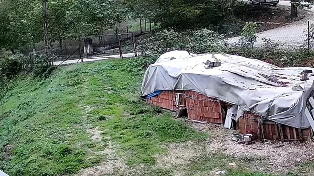 Son Gelişme: Kamyonetin otomobile çarpıp bahçeye uçtuğu anlar kamerada | İşte Tüm Ayrıntılar