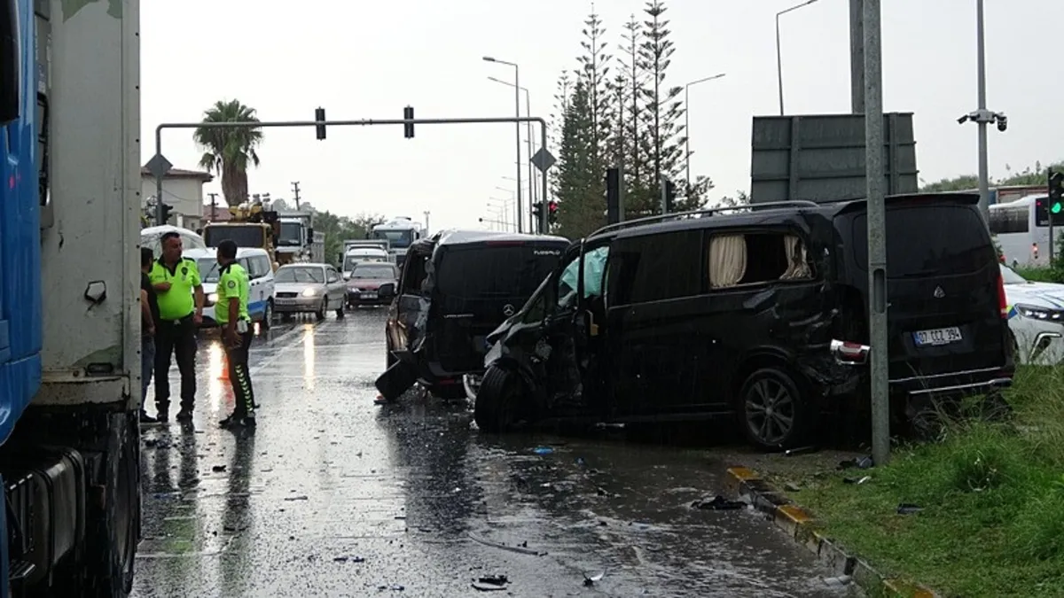 Gündemden Son Bilgiler: Antalya'da zincirleme kaza: 2'si turist 3 yaralı | İşte Tüm Ayrıntılar