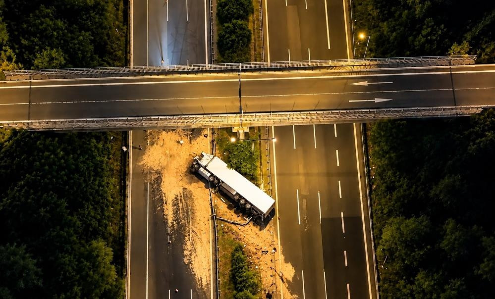 Kritik Açıklama: Kimyasal yüklü TIR devrildi! Trafik kilitlendi