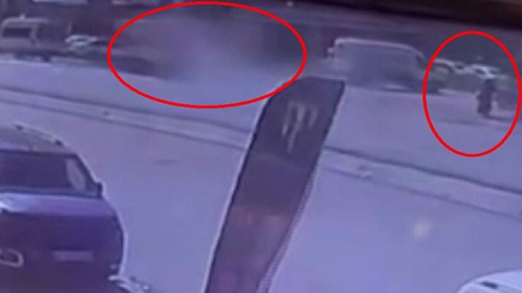 Ayrıntılar Netleşti: Saniyelerle kurtuldu! Kamyonetin ok gibi saplandığı kaza kamerada ve Merak Edilenler
