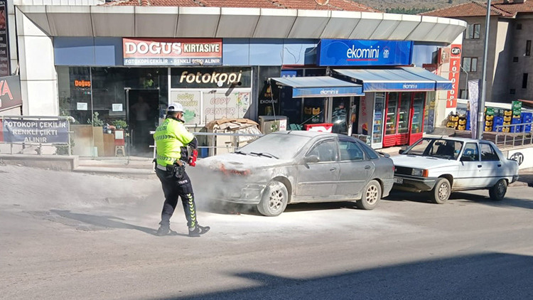 Gündemden Son Bilgiler: Sınav heyecanı yaşayan gencin başına talihsiz olay: Park halindeki otomobili alev alev