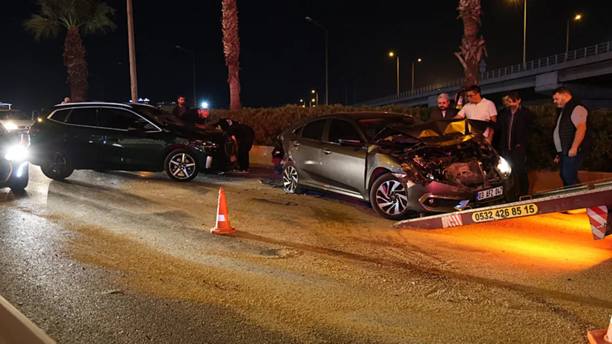Son Gelişme: İzmir'de 7 araç zincirleme kazaya karıştı: 4 yaralı: Gelişmeler Takip Ediliyor