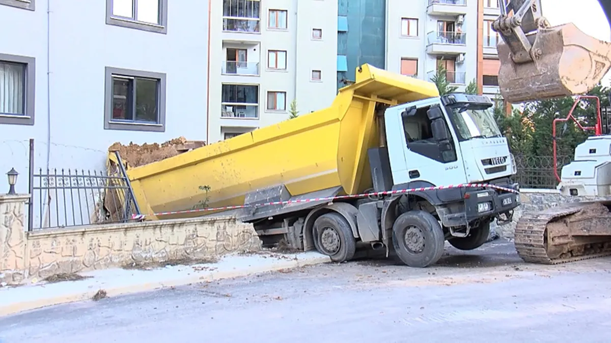Kritik Açıklama: Freni boşalan hafriyat kamyonu iş yerine daldı! ve Merak Edilenler