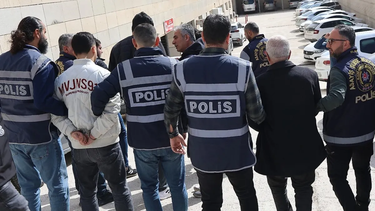 Kritik Açıklama: Elazığ'da park halindeki araca silahlı saldırı! 5 şüpheli yakalanarak gözaltına sevk edildi: