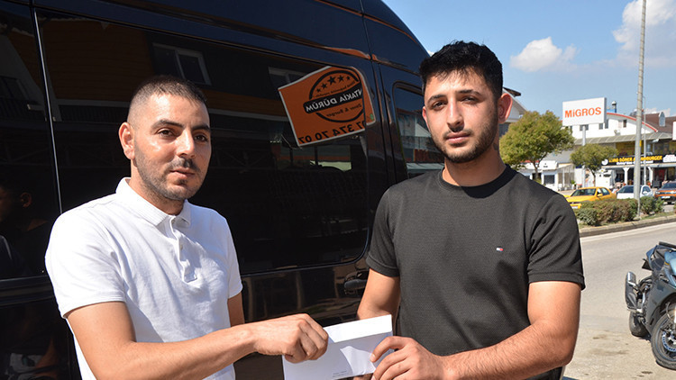 Motosikletle giderken cebindeki paraları düşürmüştü: Servis şoförü parayı sahibine ulaştırdı ve Merak Edilenle