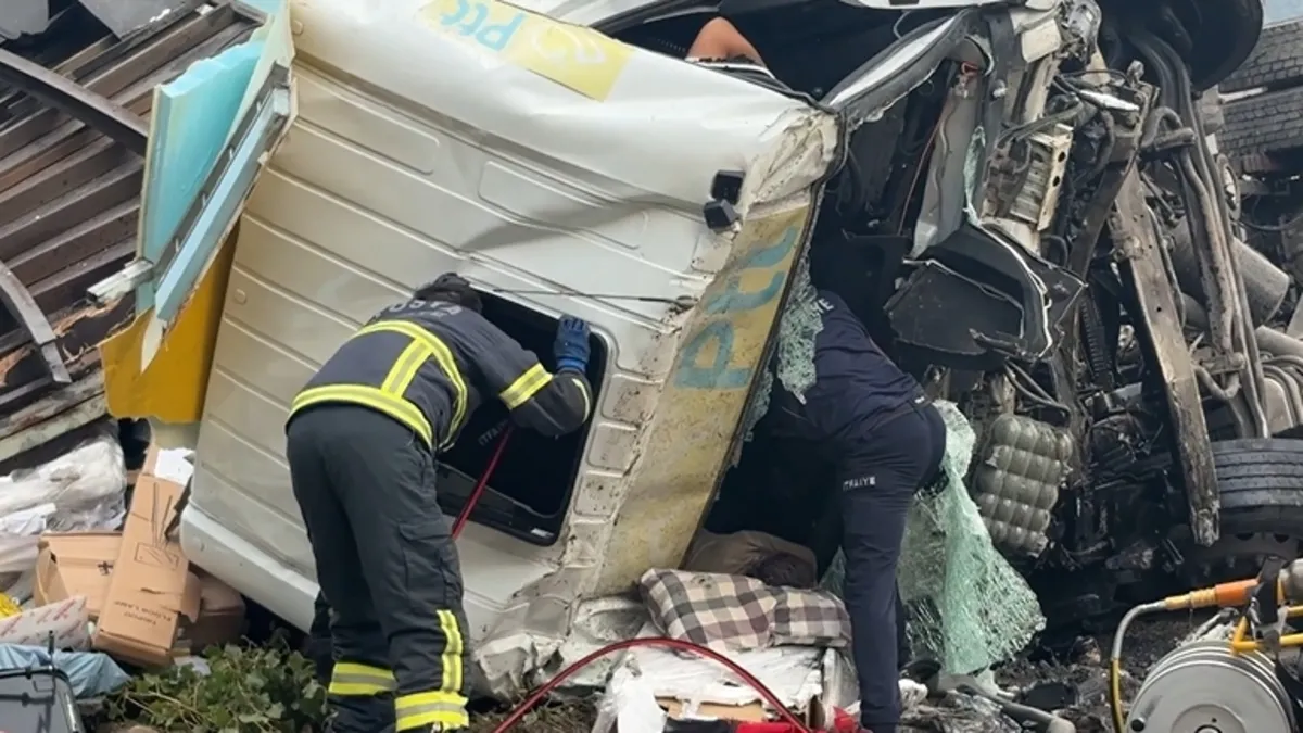 Gündemden Son Bilgiler: Kastamonu'da kamyon köprüden uçtu: Ekipler yaralıları kurtarmak için zamanla yarıştı -