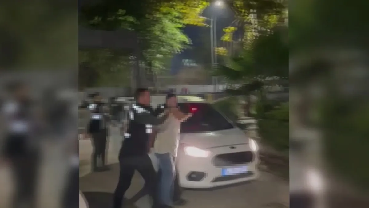 Gündemden Son Bilgiler: Kadıköy’de tabancayla havaya 6 el ateş açıp intihar girişiminde bulundu - Son Dakika B
