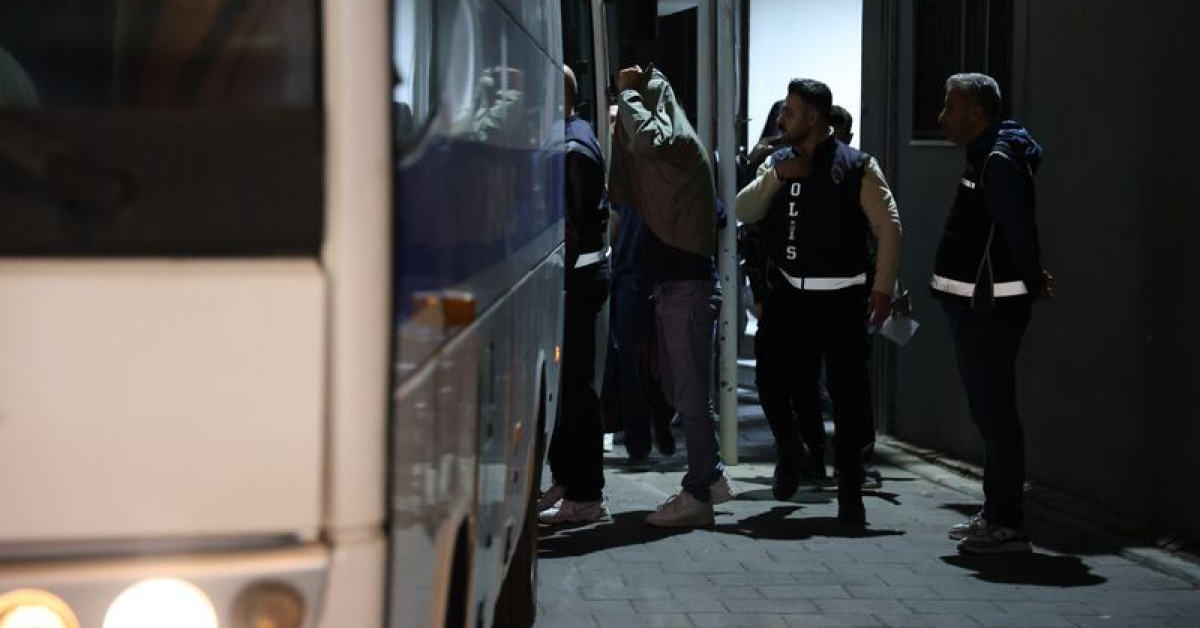 Bayraklı Belediyesi'ne yönelik operasyonda 15 tutuklama - Son Dakika Bilgileri