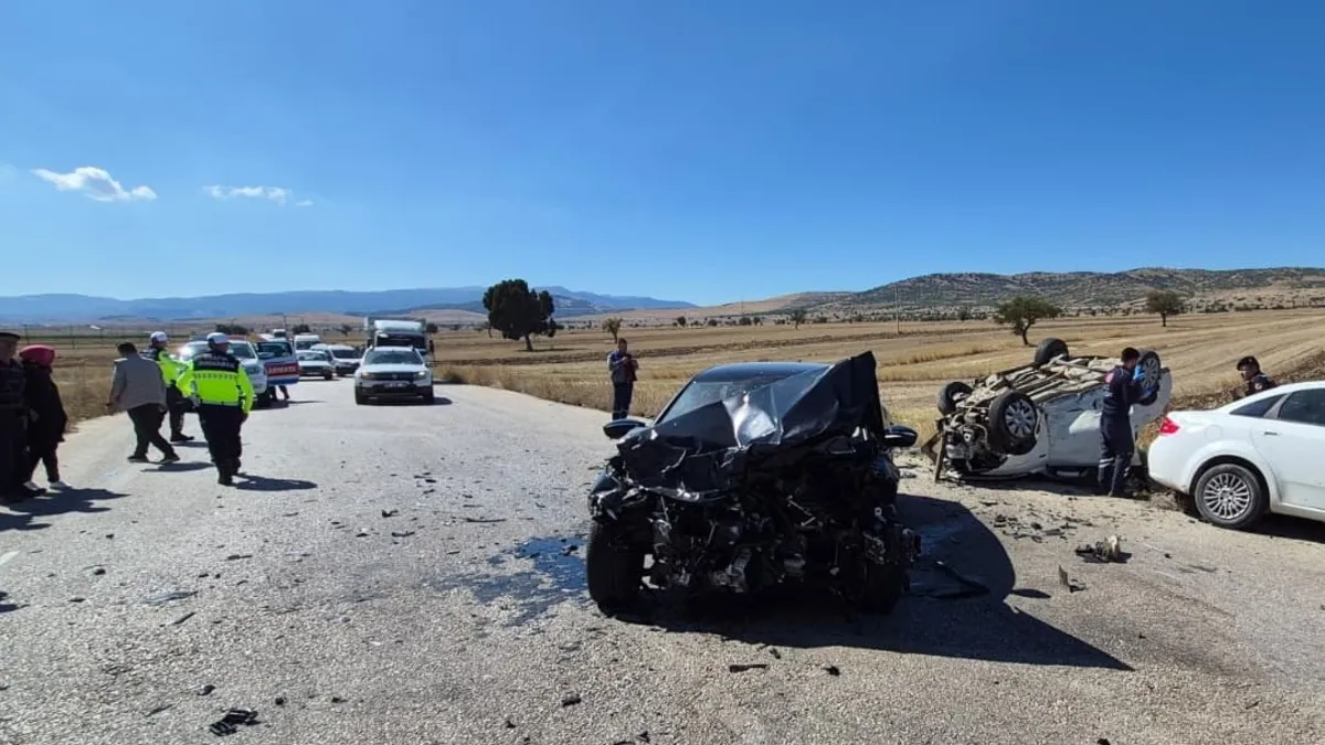 Ayrıntılar Netleşti: 3 otomobilin karıştığı kazada ölü sayısı 2’ye artış grafiği çizdi | İşte Tüm Ayrıntılar