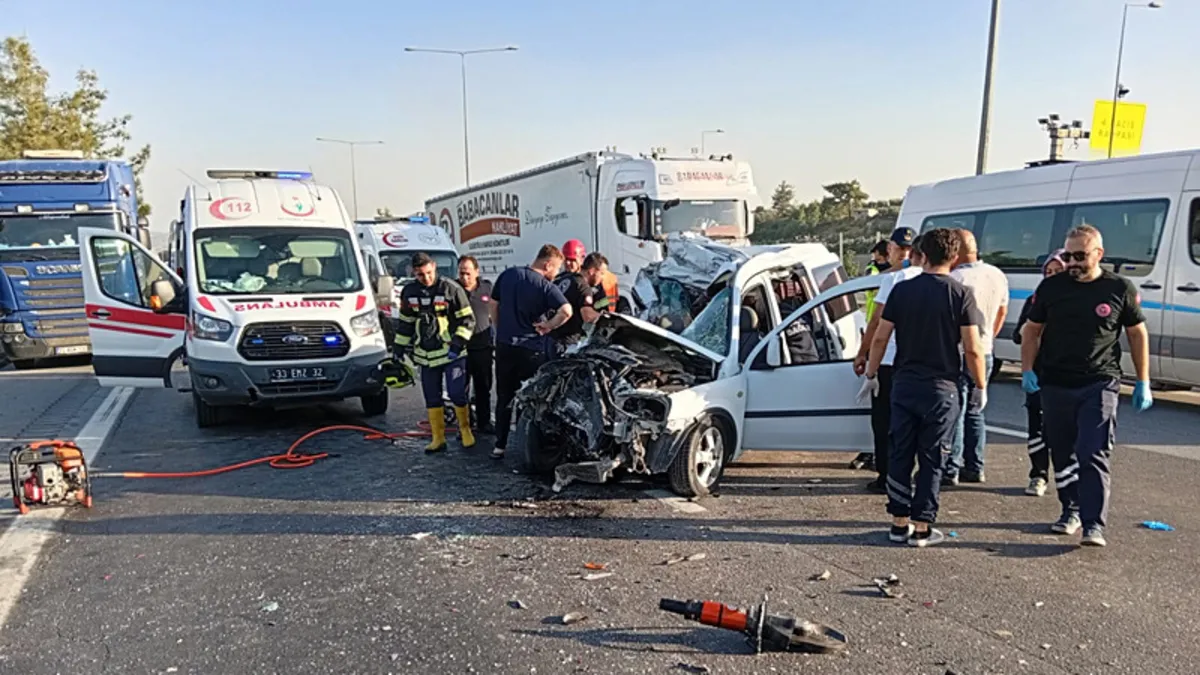 Gündemden Son Bilgiler: Mersin'de feci kaza! Hafif ticari araç TIR'a arkadan çarptı: 2 ölü, 1 ağır yaralı | İş