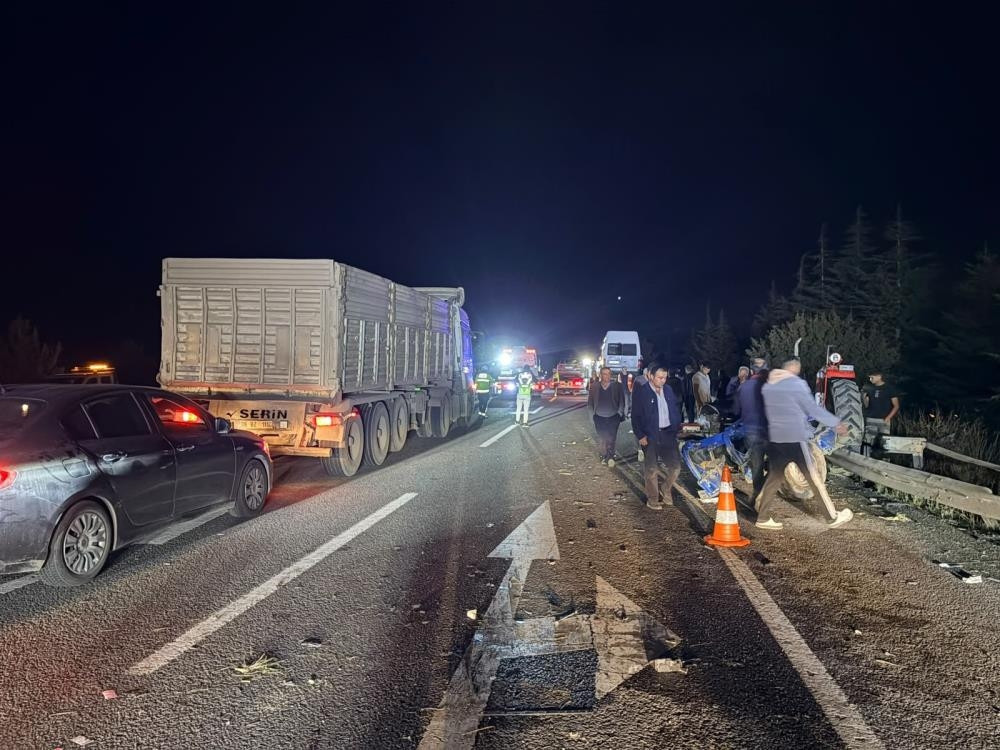 Sıcak Gündem: Kütahya'da zincirleme trafik kazası: 7 yaralı - Son Dakika Bilgileri