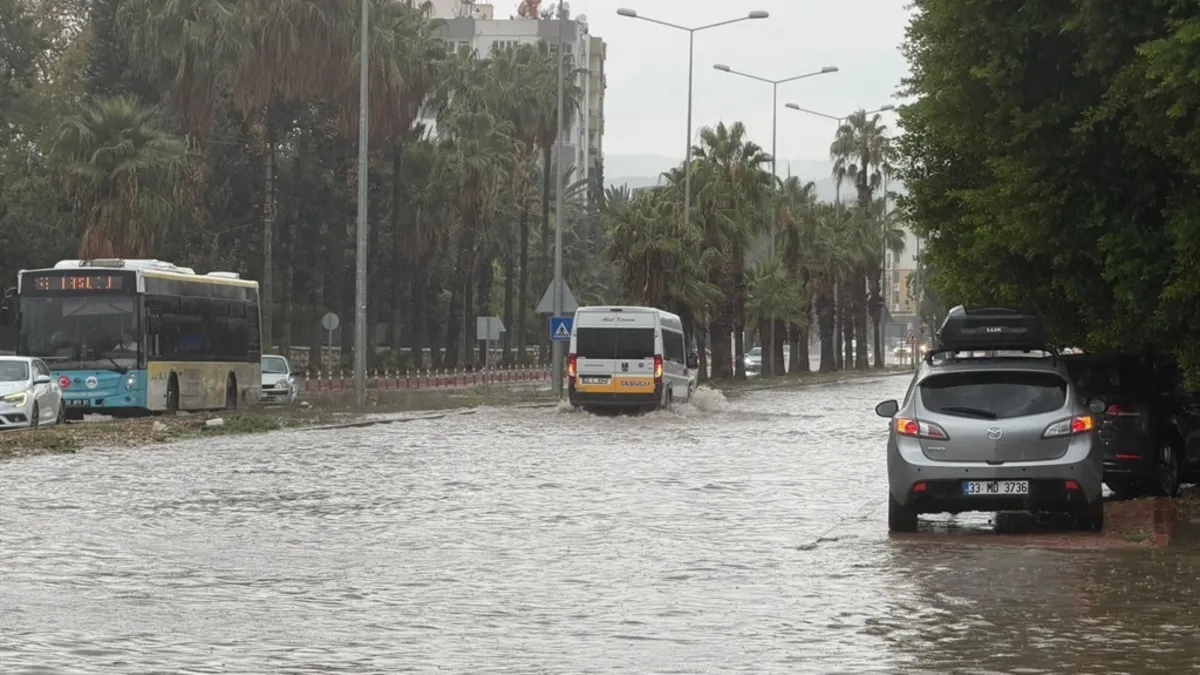 Son Gelişme: Mersin'de sağanak etkili oldu: Cadde ve sokaklar göle döndü
