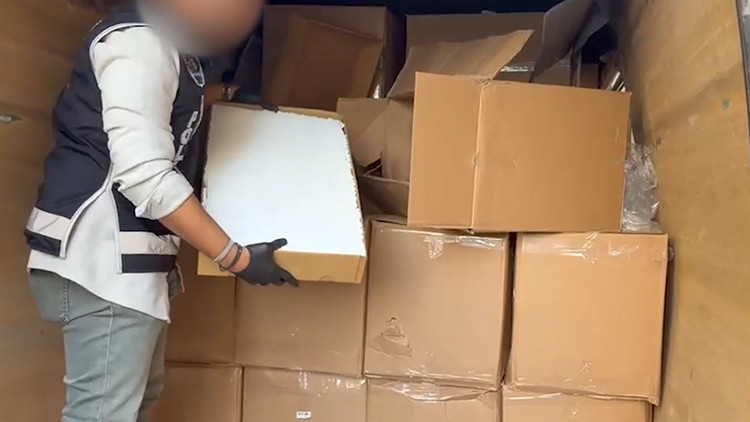 Gündemden Son Bilgiler: İzmir'de seyyar kaçakçılık darbesi: Minibüs dolusu makaron yakalandı: Gelişmeler Takip