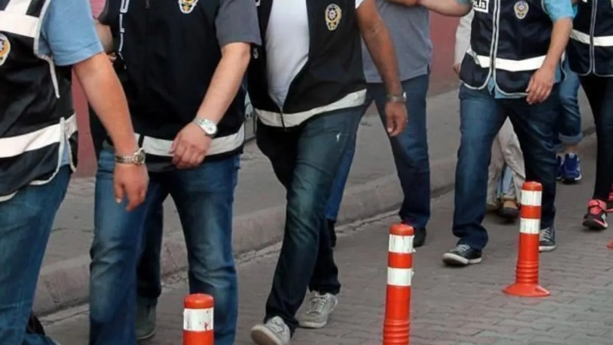 İzmir merkezli FETÖ operasyonunda 21 şüpheli yakalanarak gözaltına sevk edildi