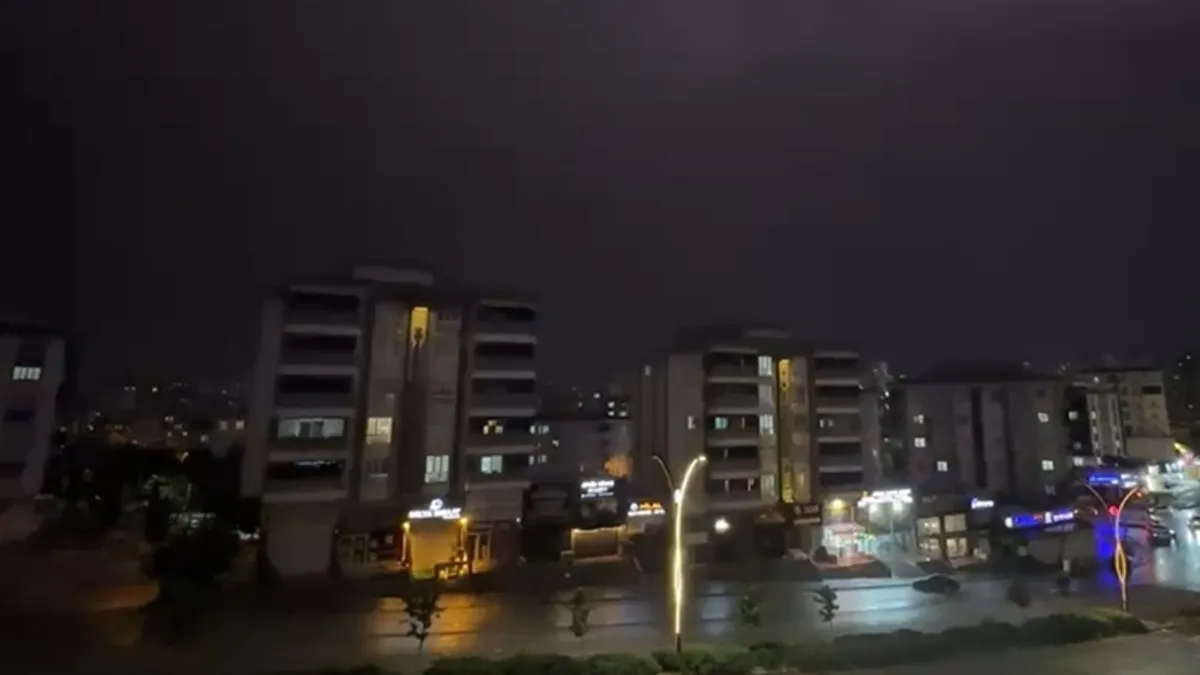 Ayrıntılar Netleşti: Gaziantep’te art arda şimşekler çaktı: Gece gündüze döndü: Gelişmeler Takip Ediliyor