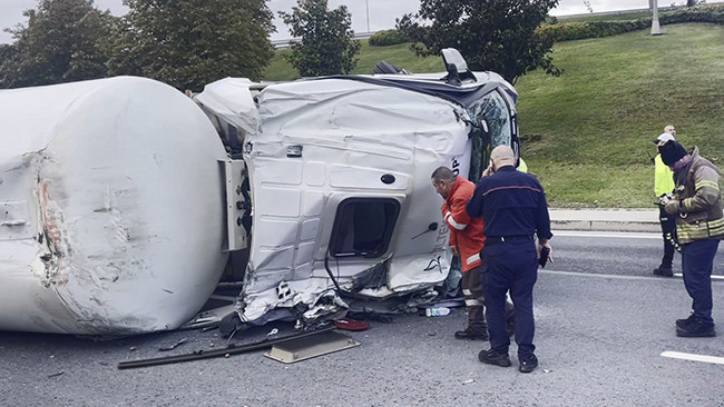 Gündemden Son Bilgiler: Bakırköy'de tanker devrildi: 1 kişi yaralandı ve Merak Edilenler