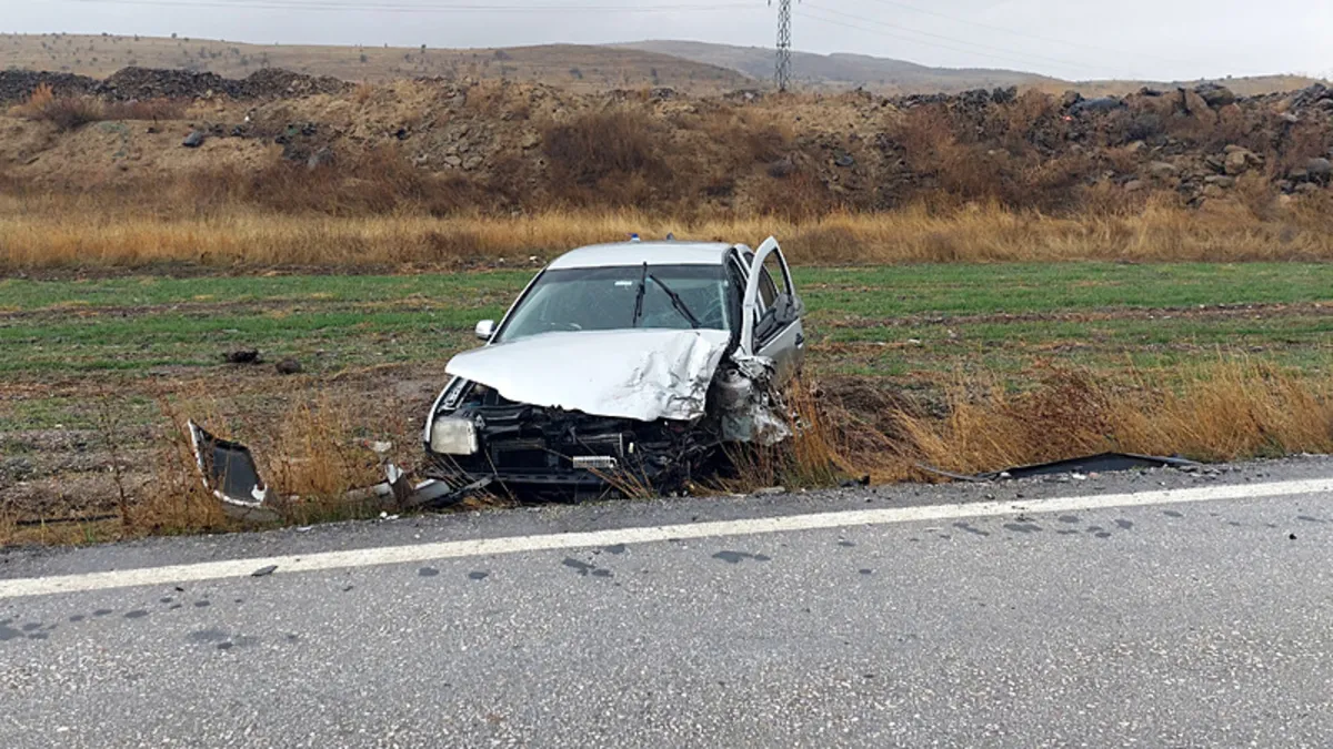 Çankırı'da 2 otomobil kafa kafaya çarpıştı: 1 ölü, 4 yaralı!