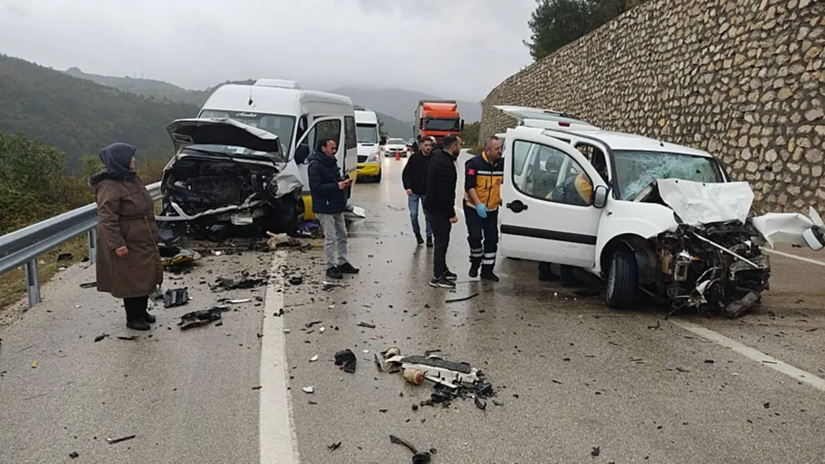 Gündemden Son Bilgiler: Bursa'da feci kaza: Yolcu minibüsü ticari araçla çarpıştı! 1 ölü, 10 yaralı... ve Mera