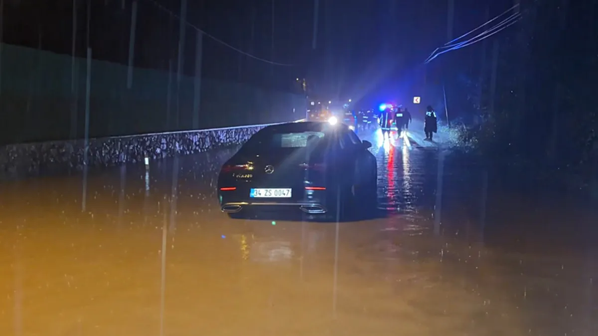 Kritik Açıklama: Sağanak yağış Anadolu Yakası'nda etkili oldu! Araçta mahsur kalan 2 kişi kurtarıldı | İşte Tü