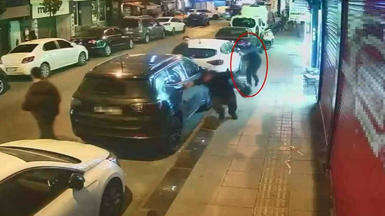 Ayrıntılar Netleşti: Esenler'de sokak ortasında silahlı düello: Birbirlerini vuran iki şüpheliden biri serbest