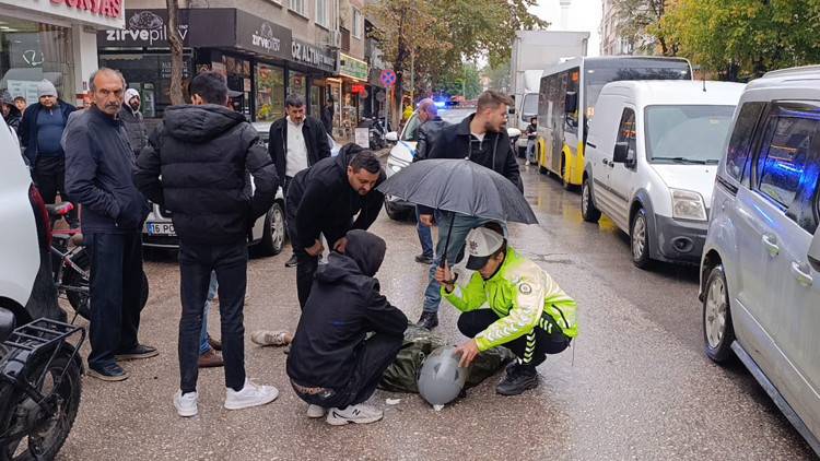 Son Gelişme: Kadın polisin insanlık dersi: Yağmurda yaralının ıslanmasına izin vermedi ve Merak Edilenler