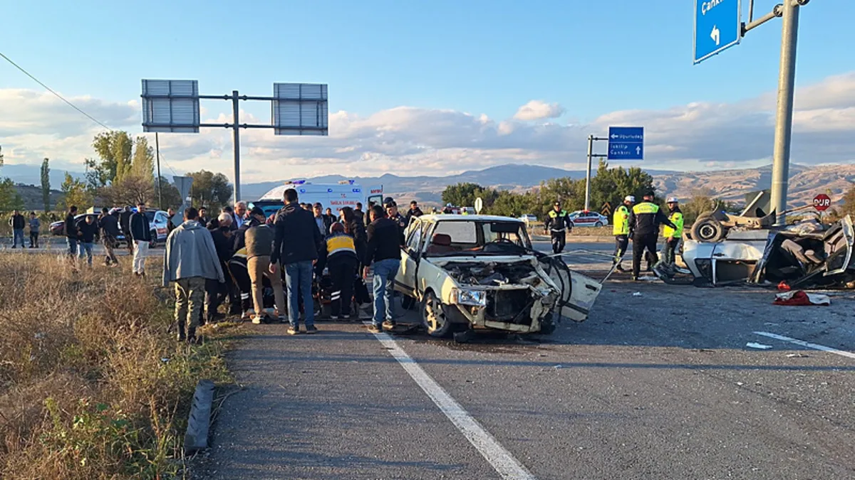 Gündemden Son Bilgiler: Çorum'da feci kaza! İki otomobil çarpıştı: Yaralılar var: Gelişmeler Takip Ediliyor