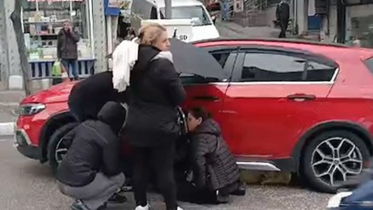 Kritik Açıklama: Kaza yerinde kalpleri ısıtan yardım: Anne ve kızına vatandaşlar şemsiye tuttu | İşte Tüm Ayrı