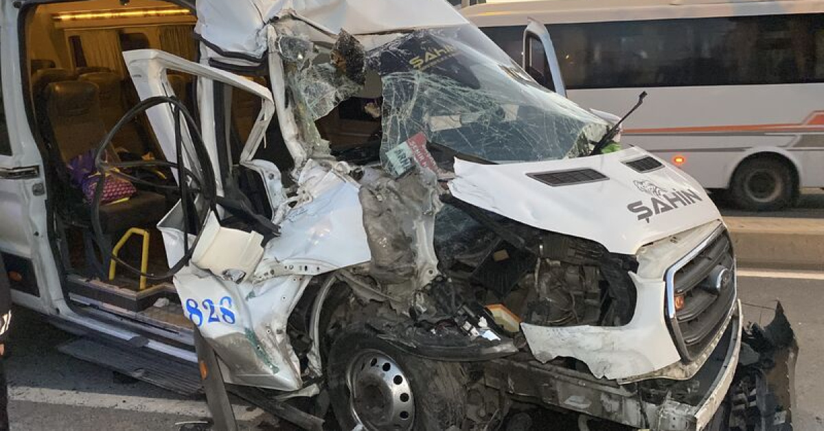 Kritik Açıklama: Servis minibüsü kamyona çarptı! Yaralılar var - Son Dakika Bilgileri