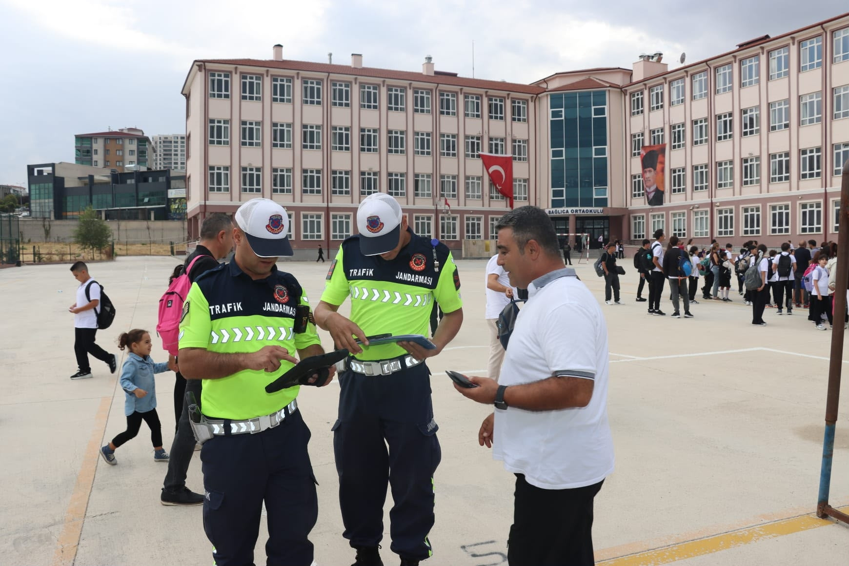 Gündemden Son Bilgiler: Ankara'da okul çevrelerinde denetim; 19 bin 854 kişi sorgulandı ve Merak Edilenler