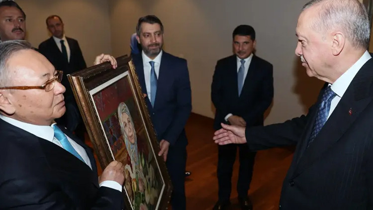 "Kurultay Fenomeni" adlı eser ve Tenzile Erdoğan portresi Cumhurbaşkanı Erdoğan'a takdim edildi