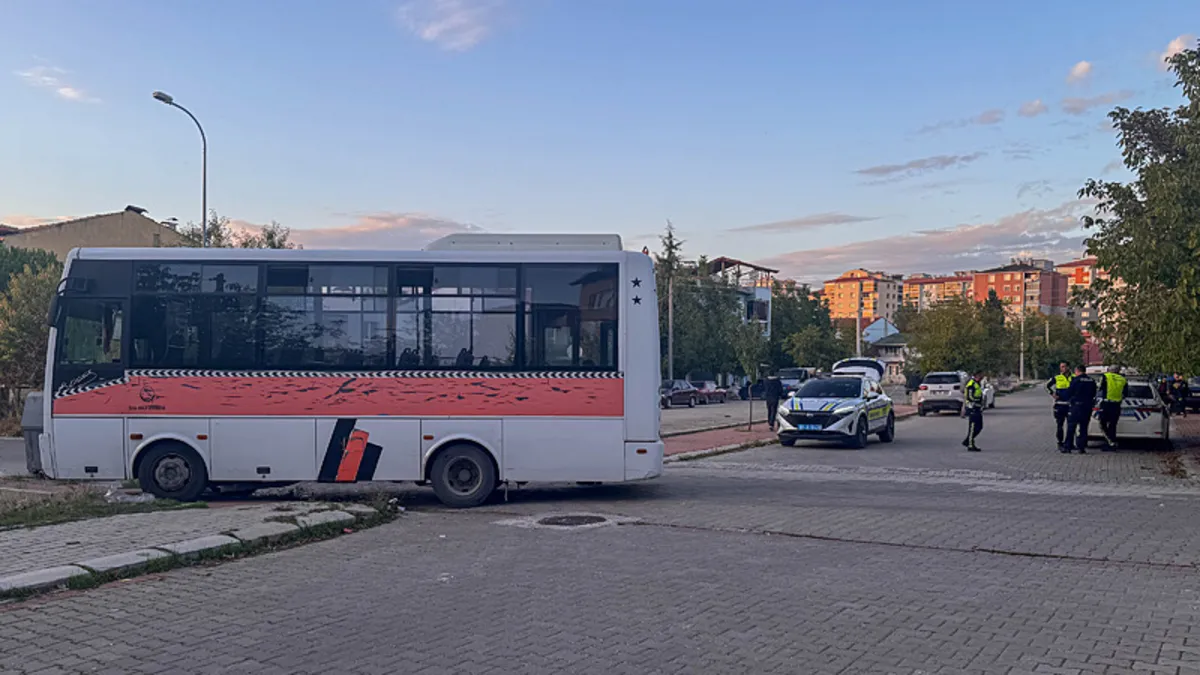Son Gelişme: Midibüs ile otomobil çarpıştı: 4’ü çocuk, 7 yaralı!: Gelişmeler Takip Ediliyor