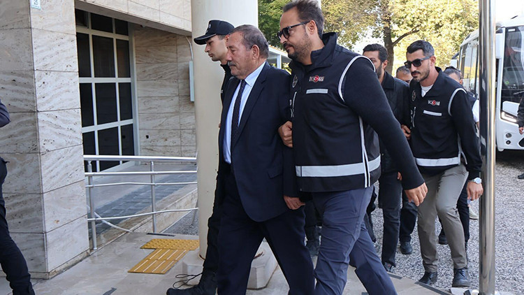 Gündemden Son Bilgiler: Milas Belediyesi'ne yönelik ihale operasyonunda Başkan Topuz ve oğlu dahil 20 kişi adl
