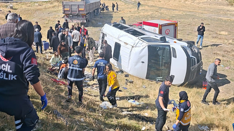 Aynı yöne gidiyorlardı kaza şarampolde bitti! Minibüsteki 11 yolcu yaralandı | İşte Tüm Ayrıntılar