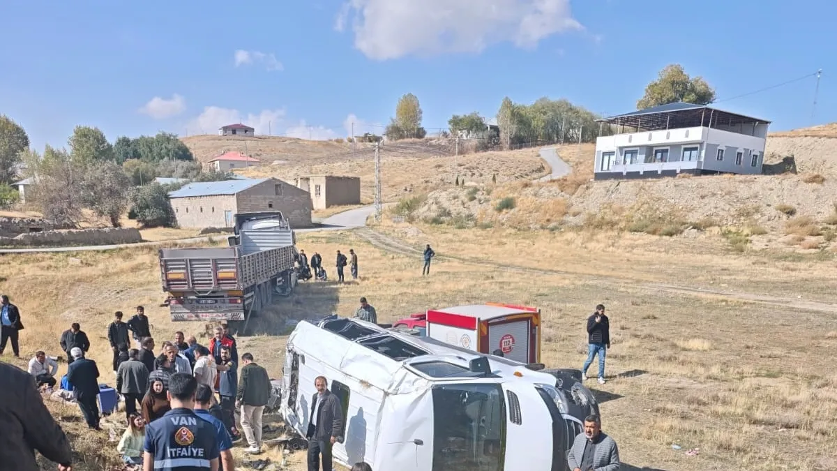 Sıcak Gündem: Van'da korkutan kaza: TIR'la yolcu minibüsü çarpıştı! 1'i ağır, 11 yaralı