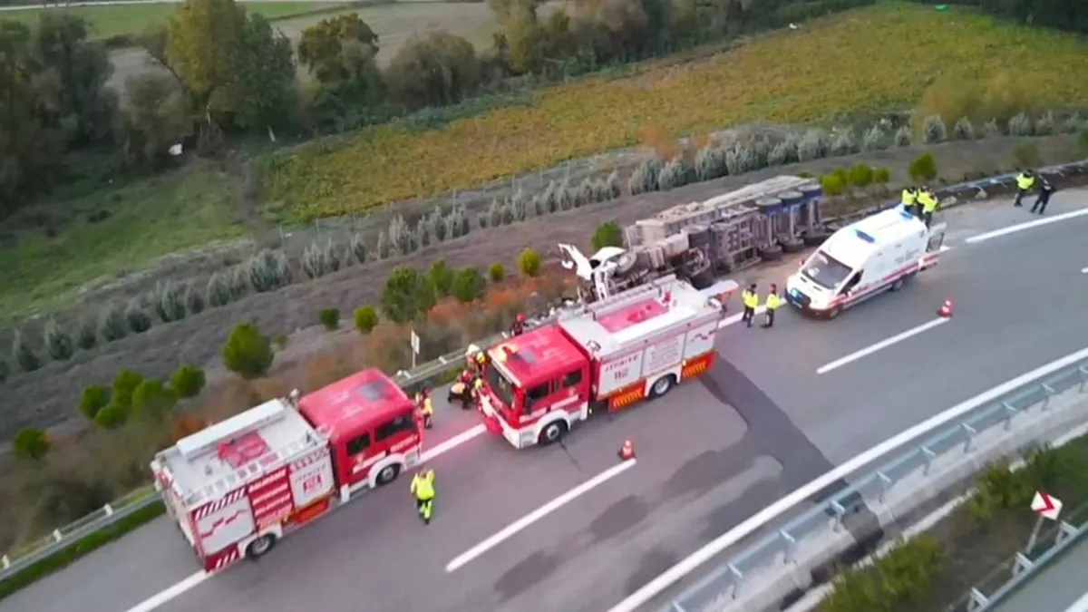 Bursa-Balıkesir otoyolunda tır devrildi: 2 yaralı!
