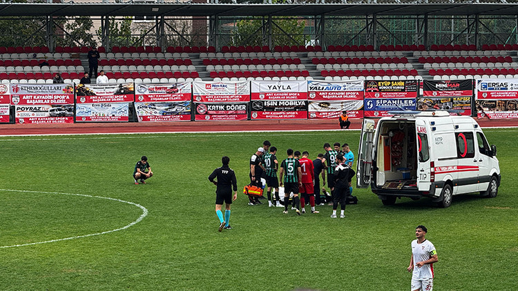 Ayrıntılar Netleşti: Maçın 90'ıncı dakikasında yere yığılmıştı: Kalp krizi geçiren futbolcuya anjiyo yapıldı